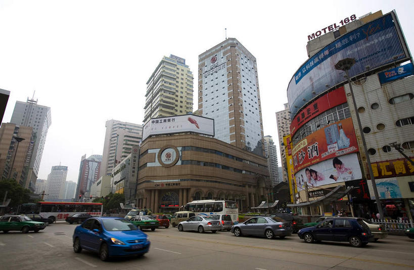 无人,银行,高楼大厦,横图,室外,白天,正面,度假,美景,窗户,落地窗,城市风光,城市,大厦,道路,建筑,路,摩天大楼,公路,公共汽车,中国,亚洲,一排,许多,吊挂,悬挂,整齐,并列,并排,信息,景观,巴士,公交车,交通,很多,挂,娱乐,建设,海报,玻璃窗,广告,车,排列,天空,交通工具,轿车,天,享受,休闲,景色,放松,金融,理财,经济,资金,队列,载具,宣传,平行,流通,玻璃幕墙,贸易,东亚,贵州,贵州省,贵阳,中华人民共和国,省会,黔,西南地区,贵阳市,马路,彩图,大楼,高层建筑,高楼,摩天楼,机构,金融机构,招贴