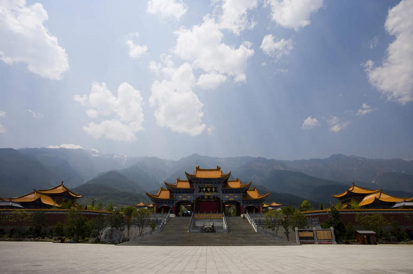 无人,寺庙,横图,俯视,室外,白天,旅游,度假,名胜古迹,植物,标志建筑,地标,建筑,大理,中国,亚洲,阴影,节日,遗迹,光线,瓦片,影子,屋顶,屋檐,云,云朵,燃烧,云彩,顶棚,古迹,文化,文物,娱乐,建设,古建筑,云南,檐,树,树木,蓝色,绿色,白云,蓝天,天空,阳光,自然,香火,庙宇,天,祈祷,享受,休闲,健康,旅游胜地,放松,许愿,宗教,信仰,生长,晴朗,成长,纪念,祈求,古文明,东亚,云南省,中华人民共和国,西南地区,崇圣寺,滇,大理州,大理白族自治州,平安,晴空,彩图,高角度拍摄,庙,寺,大理崇圣寺