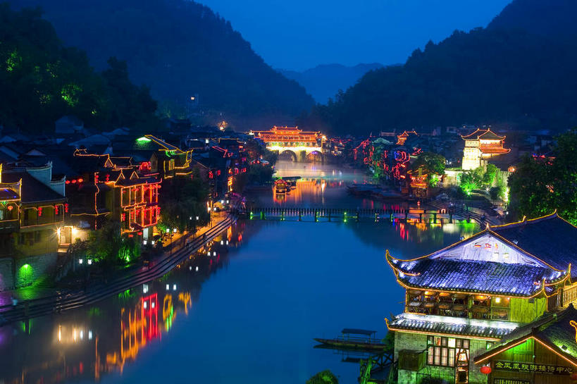无人,家,宫殿,横图,彩色,室外,夜晚,正面,旅游,度假,河流,名胜古迹,水,植物,标志建筑,地标,建筑,霓虹灯,夜景,中国,亚洲,阴影,遗迹,光线,凤凰,瓦片,影子,房屋,屋顶,屋檐,屋子,河水,水流,灯光,七彩,顶棚,古迹,文物,娱乐,光源,建设,古建筑,楼房,霓虹,檐,住宅,灯,树,树木,绿色,倒影,自然,享受,休闲,旅游胜地,放松,生长,成长,倒映,宫廷,照明设备,古文明,东亚,湖南,湘西,湖南省,凤凰古城,中华人民共和国,氖灯,华中地区,湘,湘西州,湘西土家族苗族自治州,王宫,反照,凤凰县,彩图,房子,皇宫,凤凰古城千潭苗寨,山江镇