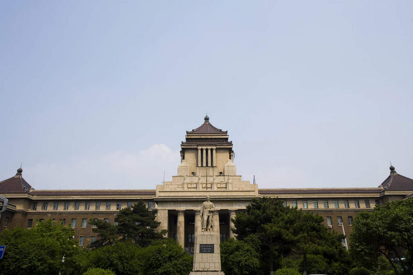 无人,学校,教学楼,横图,室外,白天,仰视,旅游,度假,植物,窗户,门,标志建筑,地标,建筑,中国,亚洲,一排,许多,阴影,整齐,并列,并排,光线,影子,屋顶,云,云朵,很多,云彩,顶棚,娱乐,建设,校园,玻璃窗,树,树木,排列,蓝色,绿色,白云,蓝天,天空,阳光,自然,门框,天,享受,休闲,教室,旅游胜地,放松,生长,晴朗,成长,队列,平行,东亚,吉林,吉林省,长春,长春市,中华人民共和国,省会,东北地区,吉,晴空,彩图,低角度拍摄,教学大楼,吉林大学