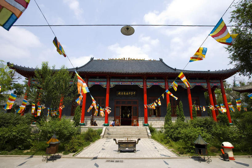 无人,寺庙,横图,室外,白天,正面,旅游,度假,名胜古迹,植物,标志建筑,道路,地标,建筑,路,旗帜,中国,亚洲,一排,许多,阴影,节日,遗迹,整齐,并列,并排,光线,瓦片,影子,柱子,屋顶,屋檐,云,云朵,小路,交通,很多,燃烧,云彩,顶棚,古迹,文化,文物,娱乐,旗子,建设,古建筑,檐,树,树木,排列,红色,蓝色,绿色,白云,蓝天,天空,阳光,自然,香火,庙宇,天,祈祷,享受,休闲,健康,旅游胜地,放松,许愿,宗教,信仰,生长,晴朗,成长,纪念,哈尔滨,祈求,黑,队列,平行,古文明,东亚,黑龙江,黑龙江省,中华人民共和国,省会,旌旗,旗号,东北地区,哈尔滨市,极乐寺,平安,晴空,彩图,庙,寺,秦家岗,南岗区