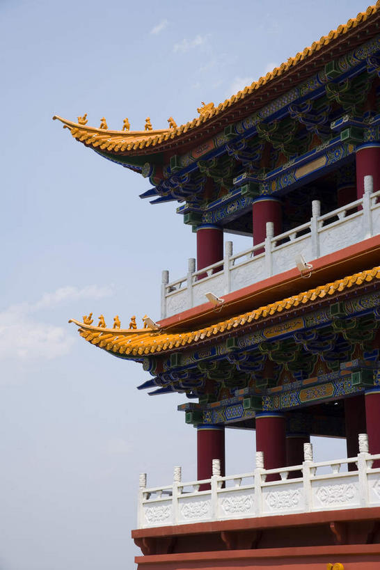 无人,寺庙,栏杆,露台,竖图,室外,白天,仰视,旅游,度假,名胜古迹,阳台,标志建筑,地标,建筑,大理,中国,亚洲,许多,节日,遗迹,瓦片,柱子,墙,屋檐,围栏,很多,燃烧,古迹,文化,文物,娱乐,建设,古建筑,护栏,云南,檐,墙壁,墙面,红色,香火,庙宇,祈祷,享受,休闲,健康,金色,旅游胜地,放松,许愿,宗教,信仰,纪念,祈求,古文明,东亚,云南省,中华人民共和国,西南地区,崇圣寺,滇,大理州,大理白族自治州,平安,彩图,低角度拍摄,露天阳台,庙,寺,大理崇圣寺,飞檐