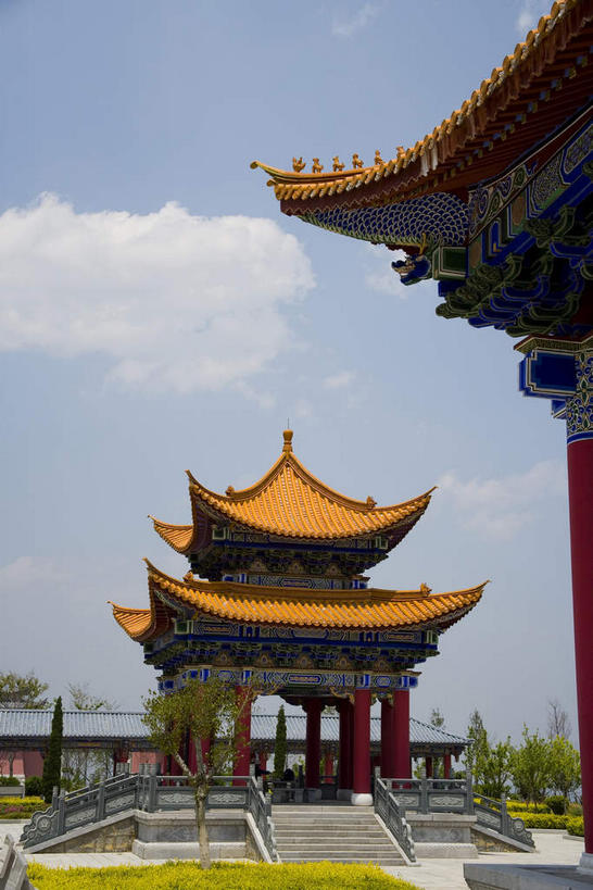 无人,寺庙,竖图,室外,白天,仰视,旅游,度假,草地,草坪,名胜古迹,植物,标志建筑,地标,建筑,大理,中国,亚洲,阴影,节日,遗迹,光线,瓦片,影子,屋顶,屋檐,云,云朵,燃烧,云彩,顶棚,古迹,文化,文物,娱乐,建设,古建筑,云南,檐,草,树,树木,蓝色,绿色,白云,蓝天,天空,阳光,自然,香火,庙宇,天,祈祷,享受,休闲,健康,旅游胜地,放松,许愿,宗教,信仰,生长,晴朗,成长,纪念,祈求,古文明,东亚,云南省,中华人民共和国,西南地区,崇圣寺,滇,大理州,大理白族自治州,平安,晴空,彩图,低角度拍摄,庙,寺,大理崇圣寺