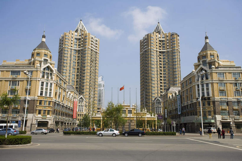 东方人,三个人,家,高楼大厦,商店,走,横图,室外,白天,仰视,购物,旅游,度假,消费,植物,窗户,标志建筑,超市,大厦,道路,地标,建筑,路,路灯,摩天大楼,商场,公路,汽车,照明,中国,亚洲,一排,许多,行人,阴影,服装,环保,整齐,并列,并排,光线,影子,房屋,屋子,云,云朵,灯光,分界线,防护,停车线,交通,很多,云彩,休闲装,黄种人,娱乐,建设,楼房,路人,玻璃窗,住宅,车,灯,树,树木,排列,衣服,蓝色,绿色,白云,蓝天,天空,阳光,自然,交通工具,轿车,天,享受,休闲,休闲服,旅游胜地,放松,金融,百货,服饰,生长,晴朗,成长,车行道,车行道分界线,哈尔滨,黑,照亮,照明设备,队列,美好,美妙,载具,标线,间隔,平行,选购,贸易,百货公司,东亚,车行线,黑龙江,黑龙江省,中华人民共和国,省会,美观,雅观,血拼,东北地区,哈尔滨市,过客,绿篱,生篱,树篱,植篱,男人,男性,年轻男性,年轻女性,女人,女性,亚洲人,晴空,马路,步行,散步,走路,彩图,低角度拍摄,全身,房子,大楼,高层建筑,高楼,购物商场,购物中心,摩天楼,商业中心,秦家岗,南岗区,红博广场