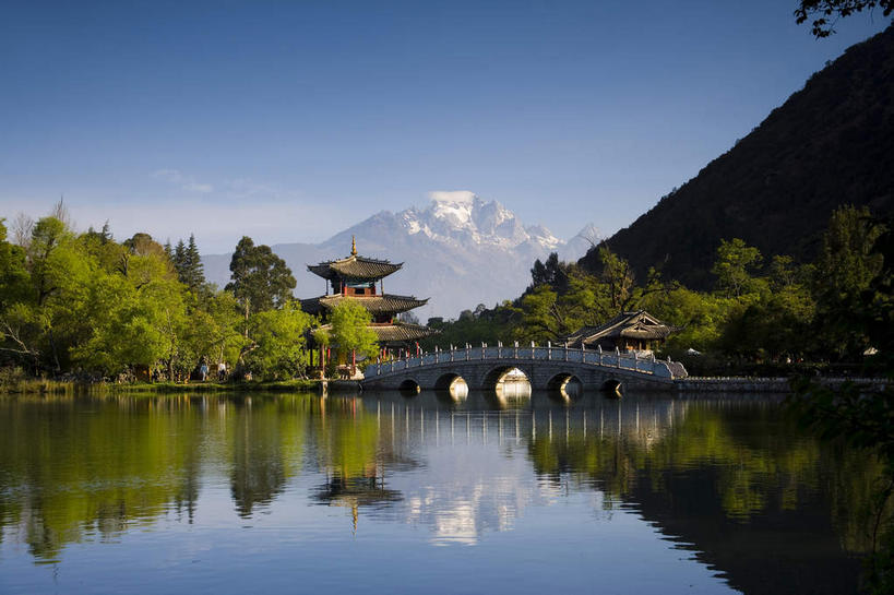 无人,公园,宫殿,栏杆,横图,室外,白天,正面,旅游,度假,湖,湖泊,名胜古迹,山,水,雪,雪山,植物,大雪,标志建筑,地标,建筑,桥梁,丽江,中国,亚洲,阴影,遗迹,光线,瓦片,影子,亭子,屋顶,屋檐,冰,湖面,积雪,山峰,水流,水面,雪景,云,云朵,冬季,冬天,围栏,桥,山峦,云彩,顶棚,古迹,文物,娱乐,建设,古建筑,石桥,护栏,云南,檐,拱桥,树,树木,蓝色,绿色,白云,倒影,蓝天,天空,阳光,自然,凉亭,湖水,天,享受,休闲,旅游胜地,放松,寒冷,拱形,生长,晴朗,成长,人行桥,石拱桥,冰冷,倒映,宫廷,古文明,东亚,云南省,黑龙潭公园,丽江古城,中华人民共和国,西南地区,严寒,冰凉,酷寒,凛冽,凛凛,极冷,滇,丽江市,王宫,反照,玉泉公园,晴空,彩图,皇宫,大研古城,丽江古镇,丽江黑龙潭
