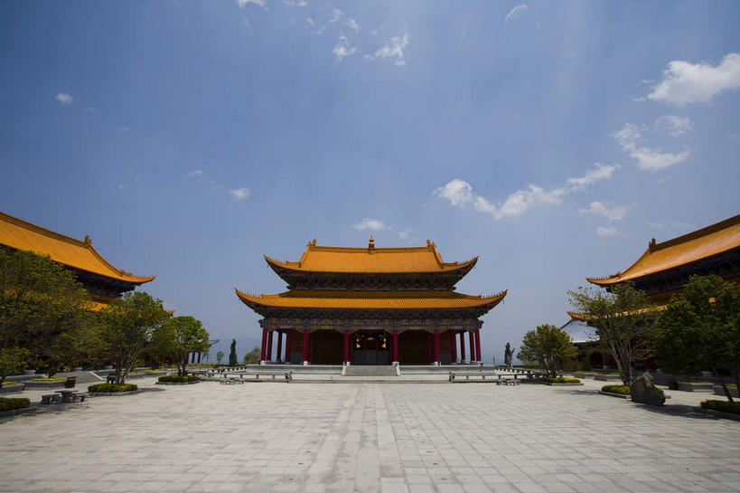 无人,寺庙,横图,室外,白天,正面,旅游,度假,名胜古迹,楼梯,标志建筑,道路,地标,建筑,路,大理,中国,亚洲,许多,阴影,节日,遗迹,光线,瓦片,影子,柱子,阶梯,屋檐,云,云朵,小路,交通,很多,燃烧,云彩,古迹,文化,文物,娱乐,建设,古建筑,云南,檐,石板路,台阶,蓝色,白云,蓝天,天空,阳光,香火,庙宇,天,祈祷,享受,休闲,健康,金色,旅游胜地,放松,许愿,宗教,信仰,晴朗,纪念,祈求,古文明,东亚,云南省,中华人民共和国,西南地区,崇圣寺,滇,大理州,大理白族自治州,平安,晴空,彩图,庙,寺,大理崇圣寺,飞檐