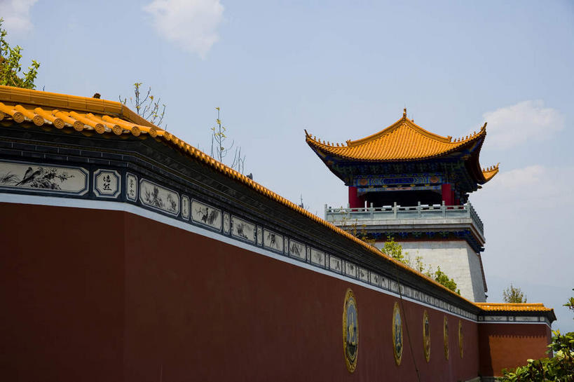无人,寺庙,横图,室外,白天,仰视,旅游,度假,名胜古迹,植物,标志建筑,地标,建筑,大理,中国,亚洲,阴影,节日,遗迹,光线,瓦片,影子,墙,屋檐,云,云朵,褐色,燃烧,云彩,古迹,文化,文物,娱乐,建设,古建筑,云南,檐,墙壁,墙面,树,树木,蓝色,绿色,白云,蓝天,天空,阳光,自然,香火,庙宇,天,祈祷,享受,休闲,健康,金色,旅游胜地,放松,许愿,宗教,信仰,生长,晴朗,成长,纪念,祈求,古文明,东亚,云南省,中华人民共和国,西南地区,崇圣寺,滇,大理州,大理白族自治州,平安,晴空,彩图,低角度拍摄,庙,寺,大理崇圣寺,飞檐