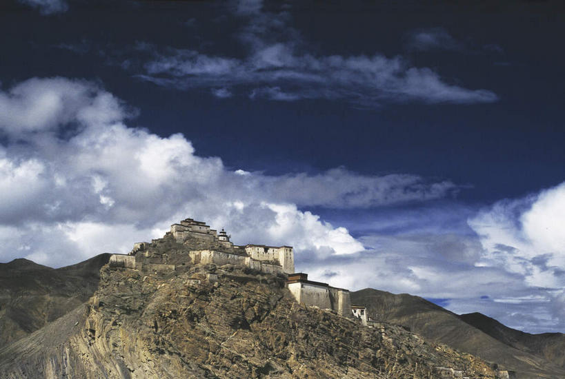 无人,横图,室外,白天,仰视,旅游,度假,石头,名胜古迹,山,山脉,标志建筑,地标,建筑,中国,亚洲,阴影,遗迹,光线,石子,瓦片,影子,堡垒,城堡,屋顶,屋檐,山峰,悬崖,云,云朵,山峦,云彩,顶棚,古迹,文物,娱乐,建设,古建筑,西藏,檐,蓝色,白云,蓝天,天空,阳光,群山,天,享受,休闲,旅游胜地,放松,晴朗,要塞,藏,古文明,东亚,西藏自治区,日喀则,日喀则市,中华人民共和国,西南地区,绝壁,设防,江孜,江孜县,石块,岩石,晴空,彩图,低角度拍摄