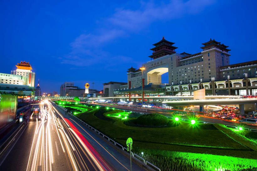 无人,火车站,横图,彩色,室外,夜晚,长时间曝光,仰视,旅游,度假,植物,窗户,标志建筑,道路,地标,建筑,路,路灯,霓虹灯,公路,车站,汽车,照明,北京,中国,亚洲,许多,阴影,光线,影子,柱子,墙,灯光,七彩,站台,交通,首都,很多,娱乐,光源,建设,霓虹,月台,玻璃窗,墙壁,墙面,车,灯,树,树木,绿色,自然,交通工具,轿车,享受,休闲,旅游胜地,放松,生长,成长,照亮,照明设备,载具,曝光,东亚,中华人民共和国,北京市,京,北平,华北地区,氖灯,丰台区,马路,彩图,低角度拍摄,铁路车站,铁路站,西客站,北京西客站,北京西站