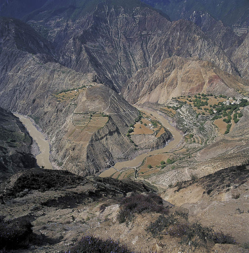 无人,竖图,俯视,航拍,室外,白天,旅游,度假,河流,石头,美景,山,山脉,水,峡谷,植物,中国,亚洲,阴影,光线,石子,影子,河水,景观,山峰,水流,山谷,山峦,娱乐,澜沧江,云南,树,树木,绿色,阳光,自然,群山,享受,休闲,景色,放松,生长,成长,岩层,鸟瞰,自然风光,东亚,云南省,中华人民共和国,西南地区,滇,九龙江,湄公河,石块,岩石,彩图,高角度拍摄