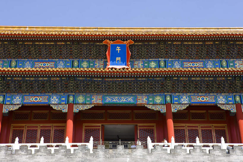 无人,故宫,宫殿,栏杆,横图,室外,白天,仰视,旅游,度假,名胜古迹,标志建筑,地标,建筑,雕塑,北京,中国,亚洲,阴影,遗迹,艺术,装饰,光线,标志,雕刻,牌匾,瓦片,文字,影子,柱子,字符,屋檐,正门,围栏,首都,古迹,文化,文物,娱乐,标识,建设,古建筑,午门,护栏,檐,蓝色,蓝天,天空,阳光,工艺品,紫禁城,天,享受,休闲,汉字,旅游胜地,放松,晴朗,纪念,美术,宫廷,中文,主题,陈列,古文明,东亚,万里无云,中华人民共和国,东城区,北京市,京,北平,华北地区,功能,美学,国文,华文,王宫,晴空,晴空万里,彩图,低角度拍摄,故宫博物院,皇宫,北京紫禁城,北京故宫