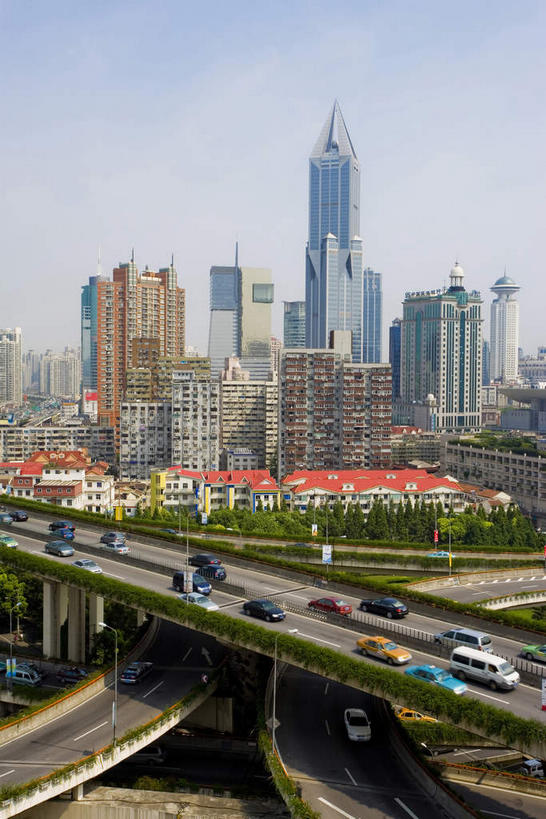 无人,高楼大厦,栏杆,竖图,俯视,室外,白天,度假,美景,树林,植物,城市风光,城市,大桥,大厦,道路,建筑,路,路灯,摩天大楼,桥梁,公路,汽车,照明,上海,中国,亚洲,许多,阴影,光线,影子,景观,高架,围栏,桥,灯光,交通,很多,娱乐,护栏,车,灯,树,树木,蓝色,绿色,蓝天,天空,阳光,自然,交通工具,轿车,外滩,天,享受,休闲,景色,放松,生长,晴朗,成长,虹桥机场,照亮,申,照明设备,载具,高架桥,黄浦区,明天广场,东亚,长宁区,上海市,高架道路,跨线桥,万里无云,中华人民共和国,沪,华东地区,虹桥路,上海虹桥国际机场,晴空,晴空万里,马路,彩图,高角度拍摄,大楼,高层建筑,高楼,摩天楼,上海延安高架路,黄陂北路