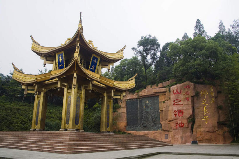 无人,横图,室外,白天,仰视,旅游,度假,美景,树林,植物,楼梯,雕塑,峨眉山,中国,亚洲,两块,吊挂,悬挂,阴影,艺术,装饰,光线,标志,雕刻,牌匾,瓦片,文字,影子,字符,阶梯,亭子,屋檐,景观,挂,文化,娱乐,标识,檐,台阶,树,树木,绿色,天空,阳光,自然,工艺品,凉亭,天,享受,休闲,金色,汉字,景色,放松,四川省,生长,成长,纪念,美术,中文,自然风光,主题,陈列,东亚,四川,中华人民共和国,西南地区,功能,美学,国文,华文,川,彩图,低角度拍摄,峨眉,峨眉山市,飞檐