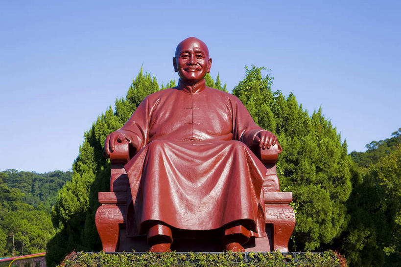 东方人,一个人,无人,坐,横图,室外,白天,正面,度假,美景,植物,城市风光,城市,椅子,雕塑,台湾,中国,亚洲,仅一个男性,仅一个人,阴影,服装,艺术,装饰,光线,雕刻,雕像,影子,木椅,景观,黄种人,娱乐,树,树木,一个,衣服,蓝色,绿色,蓝天,天空,阳光,自然,工艺品,天,仅一个老年男性,享受,休闲,景色,放松,服饰,生长,晴朗,单个,成长,纪念,美术,蒋介石,衣着,总统,穿着,主题,陈列,东亚,桃园县,万里无云,港澳台,中华人民共和国,功能,美学,台湾省,衣饰,老年男性,男人,男性,亚洲人,晴空,晴空万里,坐着,彩图,全身,桃园,校长,台,委员长,志清,瑞元,蒋中正