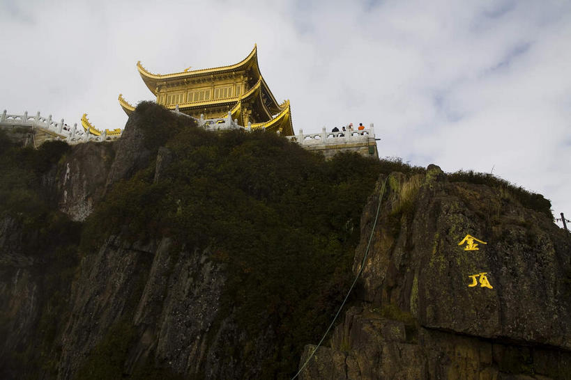无人,寺庙,栏杆,横图,室外,白天,仰视,旅游,度假,石头,名胜古迹,山,标志建筑,地标,建筑,峨眉山,中国,亚洲,阴影,节日,遗迹,光线,标志,石子,瓦片,文字,影子,字符,屋檐,山峰,云,云朵,围栏,山峦,燃烧,云彩,古迹,文化,文物,娱乐,标识,建设,古建筑,护栏,金顶,檐,蓝色,白云,蓝天,天空,阳光,香火,庙宇,天,祈祷,享受,休闲,健康,金色,汉字,旅游胜地,放松,许愿,宗教,信仰,四川省,晴朗,纪念,祈求,中文,古文明,东亚,四川,中华人民共和国,西南地区,国文,华文,川,平安,石块,岩石,晴空,彩图,低角度拍摄,庙,寺,峨眉,峨眉山金顶,峨眉山市,飞檐
