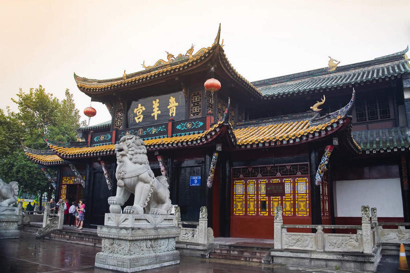 东方人,宫殿,栏杆,站,横图,室外,白天,仰视,旅游,度假,名胜古迹,树林,植物,窗户,楼梯,标志建筑,道路,地标,建筑,路,哺乳动物,野生动物,狮子,照明,雕塑,中国,亚洲,行人,游客,游人,吊挂,悬挂,阴影,服装,辟邪,遗迹,艺术,装饰,光线,灯笼,雕刻,雕像,瓦片,影子,纸灯笼,阶梯,墙,屋檐,围栏,小路,交通,许多人,挂,注视,休闲装,黄种人,古迹,文化,文物,娱乐,建设,古建筑,护栏,石雕,檐,路人,旅客,玻璃窗,墙壁,墙面,石板路,台阶,树,树木,两个,一个,衣服,红色,绿色,天空,阳光,自然,动物,工艺品,灯具,石狮,天,观察,看,祈祷,站着,一群人,享受,休闲,健康,休闲服,金色,旅游胜地,放松,许愿,服饰,四川省,生长,单个,成长,观看,纪念,祈求,照亮,美术,察看,宫廷,照明设备,关注,主题,凶猛,陈列,古文明,东亚,四川,成都,成都市,中华人民共和国,省会,西南地区,功能,美学,驱邪,祛邪,避邪,川,王宫,守护神,过客,青羊宫,青羊区,残暴,平安,凶残,男人,男性,年轻男性,年轻女性,女人,女性,亚洲人,站立,半身,彩图,低角度拍摄,皇宫,飞檐