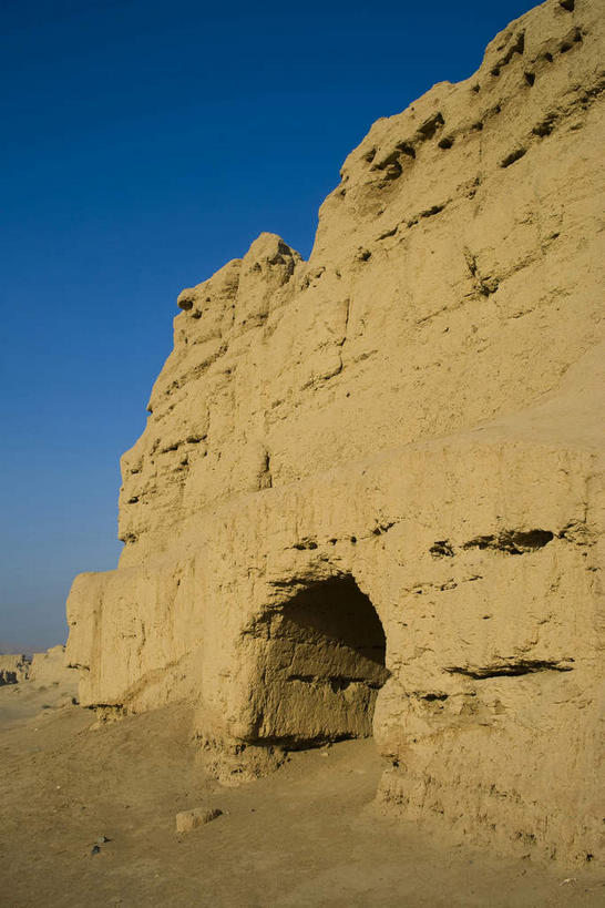 无人,家,竖图,室外,白天,仰视,旅游,度假,标志建筑,道路,地标,建筑,路,中国,亚洲,阴影,光线,影子,房屋,墙,屋子,拱门,小路,交通,破坏,娱乐,建设,楼房,破损,墙壁,墙面,住宅,黄色,蓝色,蓝天,天空,阳光,天,享受,休闲,旅游胜地,放松,晴朗,损坏,东亚,吐鲁番,新疆,万里无云,中华人民共和国,新疆维吾尔自治区,西北地区,高昌,高昌故城,晴空,晴空万里,彩图,低角度拍摄,房子,火洲,吐鲁番地区,新