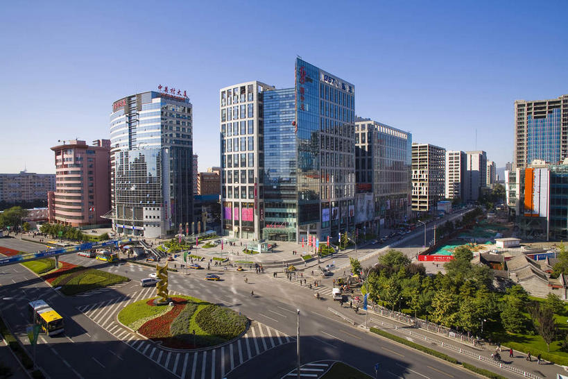 无人,高楼大厦,横图,俯视,室外,白天,度假,美景,树林,植物,窗户,落地窗,城市风光,城市,大厦,道路,建筑,路,摩天大楼,公路,北京,中国,亚洲,一排,许多,阴影,整齐,并列,并排,光线,标志,文字,影子,字符,景观,分界线,停车线,交通,首都,很多,娱乐,标识,建设,玻璃窗,树,树木,排列,蓝色,绿色,白色,蓝天,天空,阳光,自然,天,享受,休闲,汉字,景色,放松,生长,晴朗,成长,车行道,车行道分界线,队列,中文,标线,平行,玻璃幕墙,东亚,车行线,海淀区,中关村,万里无云,中华人民共和国,北京市,京,北平,华北地区,国文,华文,晴空,晴空万里,马路,彩图,高角度拍摄,大楼,高层建筑,高楼,摩天楼,中关村大厦