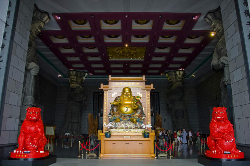 东方人,寺庙,栏杆,站,横图,室内,白天,仰视,旅游,度假,幸福,名胜古迹,天花板,标志建筑,地标,建筑,花瓶,雕塑,台湾,中国,亚洲,行人,游客,游人,阴影,服装,节日,遗迹,艺术,装饰,盛开,反射,瓷砖,地砖,雕刻,雕像,香炉,影子,墙,围栏,地面,许多人,燃烧,花蕾,注视,休闲装,黄种人,古迹,文化,文物,娱乐,建设,古建筑,弥勒佛,护栏,路人,旅客,墙壁,墙面,玻璃制品,花,花瓣,花朵,鲜花,一个,衣服,红色,玻璃瓶,瓶子,香火,工艺品,庙宇,花苞,花蕊,观察,看,祈祷,站着,两只,一群人,享受,休闲,健康,休闲服,旅游胜地,放松,许愿,宗教,服饰,信仰,单个,观看,纪念,麒麟,祈求,美术,祭奠,祭祀,吉祥,察看,关注,主题,祭坛,陈列,古文明,东亚,南投县,港澳台,中华人民共和国,功能,美学,长寿,布袋和尚,布袋神,弥勒,弥勒菩萨,灵兽,台湾省,太平,敬拜,过客,南投,平安,男人,男性,年轻男性,年轻女性,女人,女性,亚洲人,站立,彩图,低角度拍摄,全身,庙,寺,祥兽,台,大肚弥勒佛,大肚弥来佛,埔里镇,中台禅寺