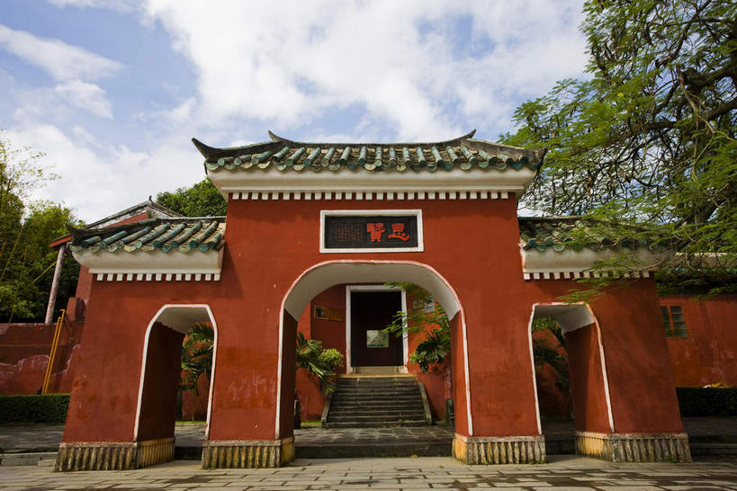 无人,横图,室外,白天,仰视,度假,美景,树林,植物,楼梯,城市风光,城市,道路,路,雕塑,中国,亚洲,一块,吊挂,悬挂,阴影,艺术,装饰,光线,标志,雕刻,牌匾,瓦片,文字,影子,字符,阶梯,墙,屋檐,景观,云,云朵,拱门,小路,褐色,交通,挂,云彩,文化,娱乐,标识,檐,墙壁,墙面,石板路,台阶,树,树木,海南,蓝色,绿色,白云,蓝天,天空,阳光,自然,工艺品,天,享受,休闲,汉字,景色,放松,祠堂,海南省,生长,晴朗,成长,纪念,美术,中文,主题,陈列,祠庙,东亚,中华人民共和国,华南地区,省会,功能,美学,国文,华文,海口,海口市,琼,晴空,彩图,低角度拍摄,飞檐,琼山,琼山区,琼台福地,五公祠