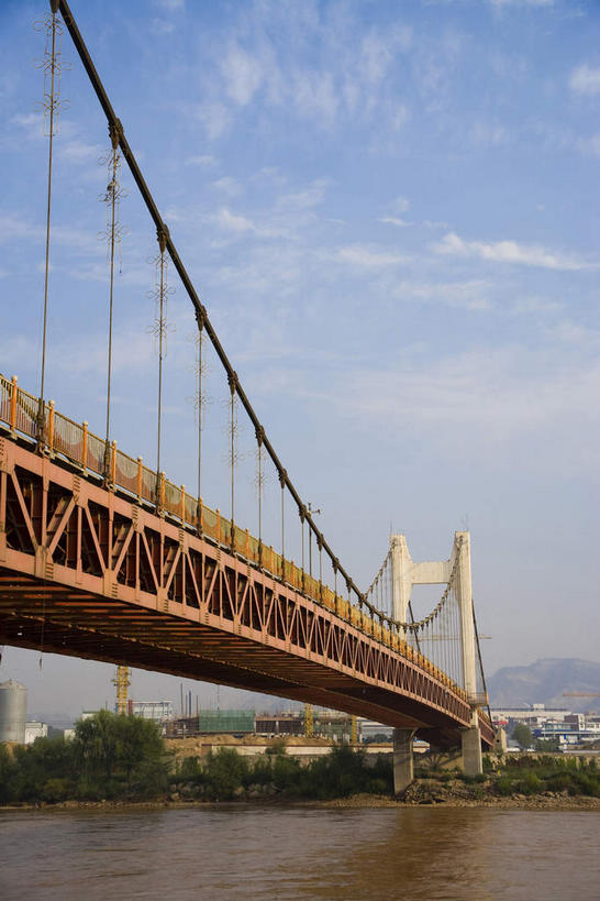 无人,栏杆,竖图,室外,白天,仰视,度假,河流,美景,水,植物,城市风光,城市,大桥,桥梁,中国,亚洲,阴影,光线,影子,河水,景观,水流,云,云朵,围栏,斜拉桥,桥,云彩,娱乐,护栏,树,树木,蓝色,绿色,白云,蓝天,天空,阳光,自然,天,享受,休闲,景色,放松,生长,晴朗,成长,东亚,甘肃,甘肃省,中华人民共和国,省会,西北地区,兰州,兰州市,甘,斜张桥,晴空,彩图,低角度拍摄