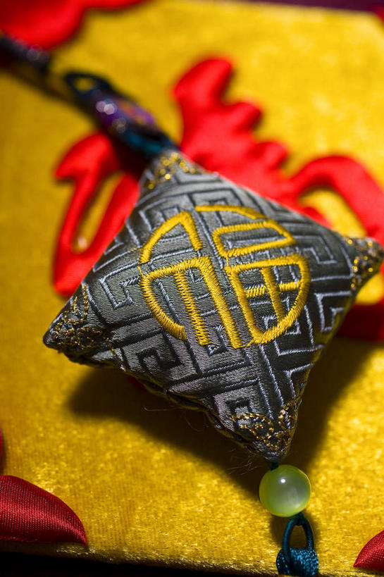 无人,竖图,俯视,室内,特写,白天,幸福,静物,艺术,纹路,标志,文字,纹理,字符,文化,标识,一个,红色,福字,金色,荷包,香包,汉字,单个,香囊,中国文化,中文,祝愿,肌理,国文,华文,福,福气,彩图,高角度拍摄,福运,春节贴,福字帖,佩帏,容臭,耍活,耍货子,香缨,绌绌,传统文化