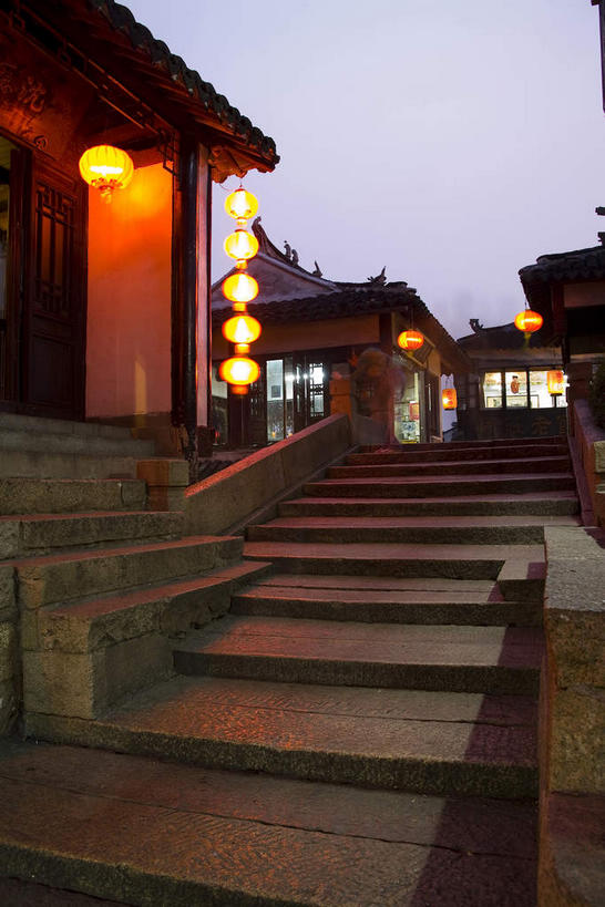 无人,家,栏杆,竖图,室外,夜晚,仰视,旅游,度假,名胜古迹,楼梯,标志建筑,地标,建筑,照明,周庄,中国,亚洲,一排,许多,吊挂,悬挂,阴影,遗迹,整齐,光线,灯笼,扶手,瓦片,影子,纸灯笼,房屋,阶梯,屋檐,屋子,灯光,很多,挂,古迹,文物,娱乐,建设,古建筑,江苏,护栏,楼房,檐,台阶,住宅,排列,灯具,享受,休闲,旅游胜地,放松,照亮,照明设备,队列,古文明,东亚,江苏省,昆山,昆山市,周庄镇,中华人民共和国,华东地区,苏,中国第一水乡,鹿城,贞丰里,彩图,低角度拍摄,房子