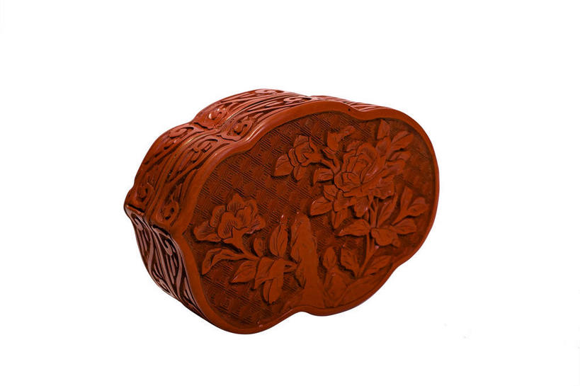 无人,横图,俯视,室内,特写,白天,白色背景,绘画,装修,牡丹花,静物,叶子,工艺美术品,漆器,雕塑,艺术,装饰,盛开,纹路,材料,雕刻,雕像,浮雕,纹理,褐色,绿叶,艺术品,古典,花蕾,文化,文物,装潢,花,花瓣,花朵,鲜花,一个,工艺品,花苞,花蕊,嫩叶,摄影,影棚,单个,古董,纪念,工艺,保护,涂料,美术,富贵,古物,摄影棚,主题,陈列,古玩,肌理,鼠姑,鹿韭,白茸,百雨金,功能,美学,浓情,圆满,富贵花,洛阳花,牡丹,木芍药,芍药,叶,叶片,画画,彩图,高角度拍摄,影棚拍摄,拍摄,浅浮雕,凡立水,绝缘漆,清漆