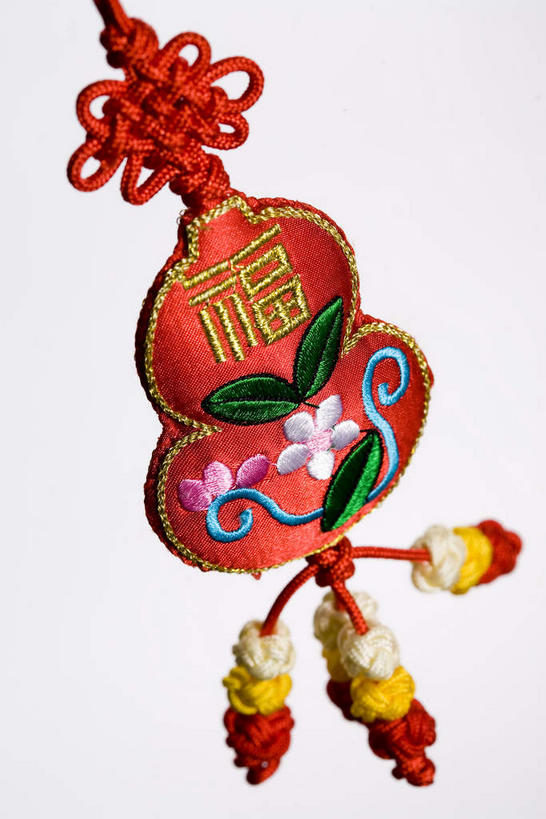 无人,竖图,室内,特写,白天,正面,静物,叶子,刺绣,灰色背景,艺术,盛开,标志,文字,字符,手工艺品,绿叶,花蕾,文化,标识,花,花瓣,花朵,鲜花,一个,红色,工艺品,中国结,花苞,花蕊,嫩叶,汉字,摄影,影棚,单个,绣,高雅,中文,摄影棚,饰物,自信心,品位,国文,华文,叶,叶片,彩图,影棚拍摄,拍摄,女红,针绣,针黹,黹