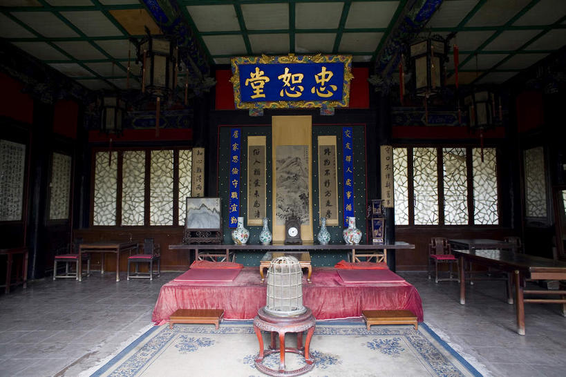 无人,横图,室内,白天,正面,旅游,度假,窗户,地毯,天花板,桌面,桌子,标志建筑,地标,建筑,花瓶,椅子,雕塑,中国,对联,亚洲,一块,吊挂,悬挂,阴影,艺术,装饰,编织,反射,木制,板凳,标志,瓷砖,地砖,雕刻,牌匾,文字,影子,字符,手工艺品,陶瓷,凳子,木椅,木桌,墙,陶瓷制品,织物,地面,挂,文化,娱乐,标识,建设,山东,玻璃窗,墙壁,墙面,木制品,瓶子,工艺品,四个,享受,休闲,汉字,旅游胜地,放松,纪念,华丽,修饰,美术,点缀,高雅,中文,主题,陈列,东亚,曲阜,曲阜市,山东省,孔府,中华人民共和国,华东地区,功能,美学,自信心,品位,衬托,美观,雅致,雅观,国文,华文,鲁,彩图,对子,楹联,木桌子