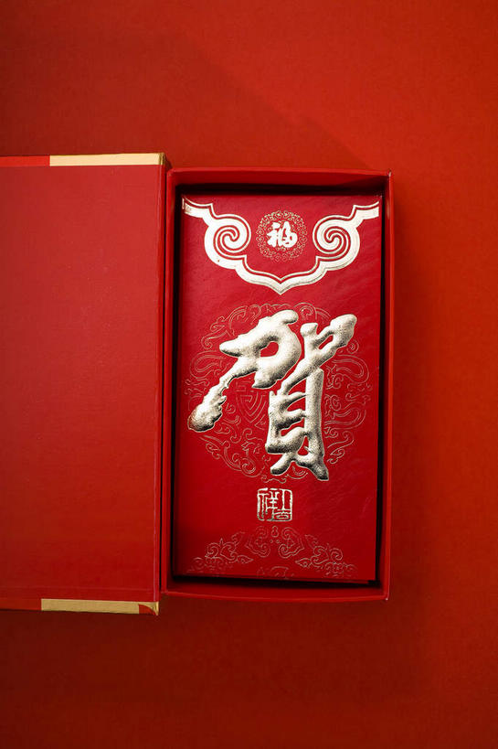 无人,竖图,俯视,室内,特写,白天,静物,红色背景,风俗,民俗,一个,恭喜,摄影,红包,影棚,单个,祝贺,祝愿,民风,习气,习惯,红封包,彩图,高角度拍摄,影棚拍摄,拍摄