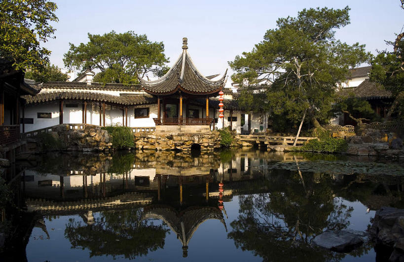 无人,家,栏杆,横图,室外,白天,正面,旅游,度假,湖,湖泊,森林,树林,水,植物,标志建筑,地标,建筑,中国,亚洲,阴影,光线,瓦片,影子,柱子,房屋,墙,亭子,庭院,屋檐,屋子,湖面,水流,水面,围栏,院子,娱乐,建设,江苏,苏州,护栏,楼房,檐,墙壁,墙面,住宅,树,树木,蓝色,绿色,白色,倒影,蓝天,天空,阳光,自然,凉亭,湖水,天,享受,休闲,旅游胜地,放松,生长,晴朗,成长,倒映,东亚,江苏省,苏州市,拙政园,万里无云,中华人民共和国,华东地区,苏,反照,苏州园林,中国园林之母,晴空,晴空万里,彩图,房子,飞檐