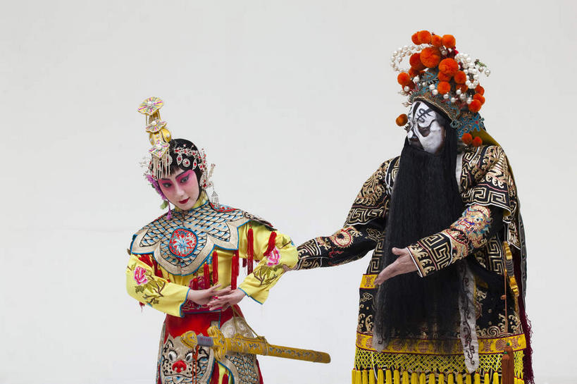 东方人,两个人,伙伴,朋友,演员,站,横图,室内,白天,白色背景,正面,民族服装,友谊,合作,团队,竞争,亚洲,一把,对抗,服装,装饰,冲突,头饰,注视,黄种人,历史,破坏,文化,发簪,虞美人,衣服,发饰,饰品,低头,观察,看,站着,大衣,武器,战略,战争,摄影,服饰,影棚,观看,离开,华丽,修饰,损坏,点缀,察看,剑,攻击,威胁,衣着,穿着,对立,关注,矛盾,中国文化,摄影棚,兵器,传说,防御,表演服,演出服,京剧,配饰,戏曲,国粹,皮黄,敌对,挫败,斗争,抗拒,抗衡,联合,合谋,衬托,美观,雅致,雅观,杀伤,威慑,簪子,垂头,军事家,衣饰,道具服,百兵之君,短兵,配合,危险,协作,男人,男性,年轻男性,年轻女性,女人,女性,亚洲人,站立,半身,彩图,影棚拍摄,传统服装,民俗服,拍摄,京剧服饰,西楚霸王,项籍,项羽,国剧,京戏,平剧,中国戏曲,传统文化,霸王别姬,独断,虞姬,京剧演员