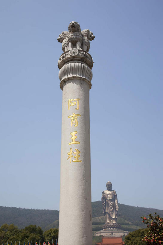 无人,寺庙,竖图,室外,白天,仰视,旅游,度假,名胜古迹,山,山脉,植物,标志建筑,地标,建筑,雕塑,中国,亚洲,阴影,节日,遗迹,艺术,装饰,光线,雕刻,雕像,影子,山峰,山峦,古迹,文化,文物,娱乐,建设,古建筑,江苏,无锡,祥符禅寺,祥符寺,石雕,树,树木,蓝色,绿色,蓝天,天空,阳光,自然,工艺品,庙宇,群山,天,祈祷,享受,休闲,健康,灵山,旅游胜地,放松,许愿,宗教,佛教,信仰,生长,晴朗,成长,纪念,祈求,美术,主题,陈列,古文明,东亚,江苏省,灵山胜境,无锡灵山,万里无云,中华人民共和国,华东地区,苏,功能,美学,无锡市,释教,平安,晴空,晴空万里,彩图,低角度拍摄,庙,寺,滨湖区,无锡灵山大佛景区,太湖国家旅游度假区,灵山大佛景区
