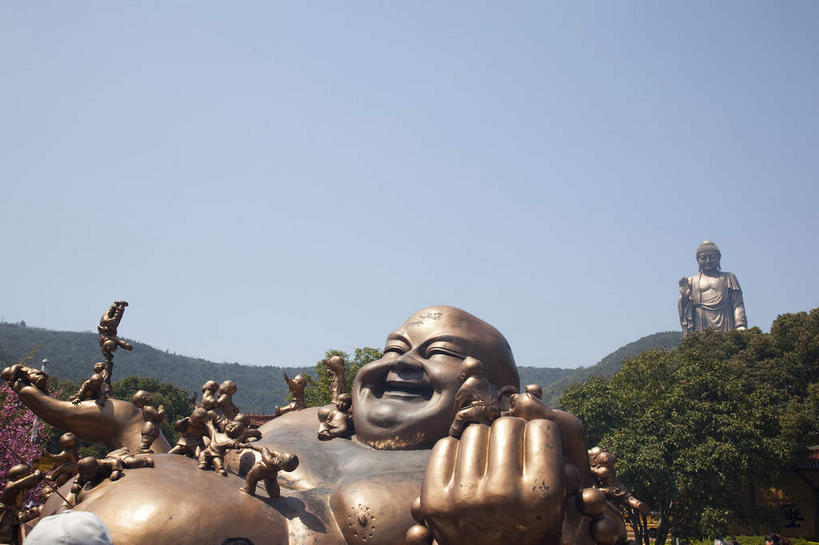 无人,横图,室外,白天,正面,旅游,度假,名胜古迹,山,山脉,植物,标志建筑,地标,建筑,雕塑,中国,亚洲,阴影,遗迹,艺术,装饰,光线,雕刻,雕像,影子,山峰,山峦,古迹,文化,文物,娱乐,建设,古建筑,江苏,弥勒佛,无锡,祥符禅寺,祥符寺,树,树木,蓝色,绿色,蓝天,天空,阳光,自然,工艺品,群山,天,祈祷,享受,休闲,健康,灵山,旅游胜地,放松,许愿,宗教,佛教,信仰,生长,晴朗,成长,纪念,祈求,美术,主题,陈列,古文明,东亚,江苏省,灵山胜境,无锡灵山,万里无云,中华人民共和国,华东地区,苏,功能,美学,布袋和尚,布袋神,弥勒,弥勒菩萨,无锡市,释教,平安,晴空,晴空万里,半身,彩图,铜雕,滨湖区,无锡灵山大佛景区,太湖国家旅游度假区,灵山大佛景区,大肚弥勒佛,大肚弥来佛