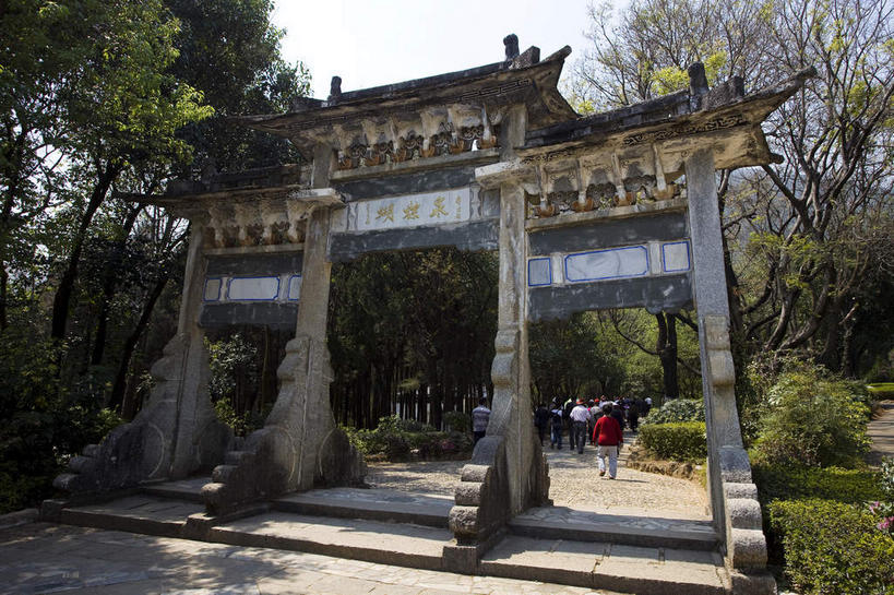 东方人,走,横图,室外,白天,旅游,度假,草地,草坪,美景,树林,植物,楼梯,大理,中国,亚洲,行人,游客,游人,阴影,服装,光线,包,影子,阶梯,景观,牌坊,牌楼,许多人,旅行包,休闲装,黄种人,文化,娱乐,云南,路人,旅客,台阶,草,树,树木,背面,衣服,蓝色,绿色,蓝天,天空,阳光,自然,背包,天,一群人,享受,休闲,休闲服,景色,放松,服饰,生长,晴朗,成长,纪念,祭祀,自然风光,表彰,蝴蝶泉,荣誉,东亚,云南省,万里无云,中华人民共和国,西南地区,荣耀,旅游包,滇,大理州,大理白族自治州,过客,男人,男性,年轻男性,年轻女性,女人,女性,亚洲人,晴空,晴空万里,步行,散步,走路,彩图,全身,苍山,双肩包,传统文化,大理蝴蝶泉