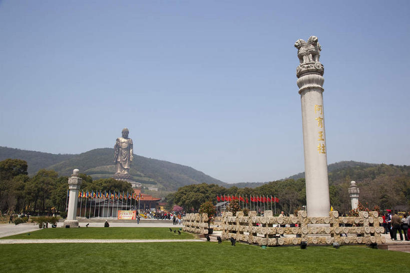 东方人,寺庙,走,横图,室外,白天,仰视,旅游,度假,草地,草坪,名胜古迹,山,山脉,树林,植物,标志建筑,地标,建筑,雕塑,中国,亚洲,行人,游客,游人,阴影,服装,节日,遗迹,艺术,装饰,光线,雕刻,雕像,影子,山峰,山峦,许多人,休闲装,黄种人,古迹,文化,文物,娱乐,建设,古建筑,江苏,无锡,祥符禅寺,祥符寺,路人,旅客,草,树,树木,衣服,蓝色,绿色,蓝天,天空,阳光,自然,工艺品,庙宇,群山,天,祈祷,一群人,享受,休闲,健康,休闲服,灵山,旅游胜地,放松,许愿,宗教,服饰,佛教,信仰,生长,晴朗,成长,纪念,祈求,美术,主题,陈列,古文明,东亚,江苏省,灵山胜境,无锡灵山,万里无云,中华人民共和国,华东地区,苏,功能,美学,无锡市,释教,过客,平安,男人,男性,年轻男性,年轻女性,女人,女性,中年男性,中年女性,亚洲人,晴空,晴空万里,步行,散步,走路,半身,彩图,低角度拍摄,庙,寺,滨湖区,无锡灵山大佛景区,太湖国家旅游度假区,灵山大佛景区