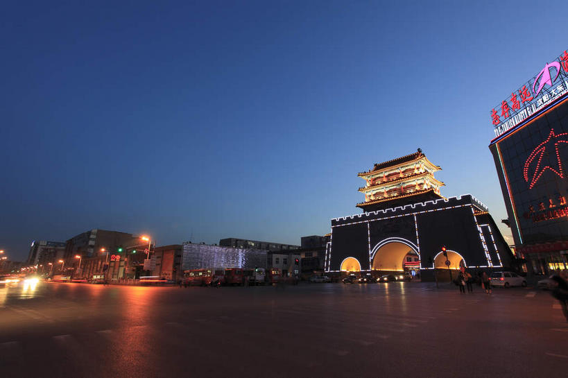 无人,家,横图,室外,夜晚,仰视,旅游,度假,名胜古迹,标志建筑,道路,地标,建筑,路,公路,中国,亚洲,阴影,遗迹,光线,影子,房屋,墙,屋子,拱门,灯光,交通,古迹,文物,娱乐,建设,城墙,古建筑,楼房,墙壁,墙面,住宅,蓝色,蓝天,天空,天,享受,休闲,旅游胜地,放松,坚硬,防御,古文明,东亚,辽宁,辽宁省,沈阳,中华人民共和国,省会,沈阳市,辽,东北地区,坚固,马路,彩图,低角度拍摄,房子,东北,中国东北地区,东北三省,东三省,大东门,抚近门,沈阳大东门