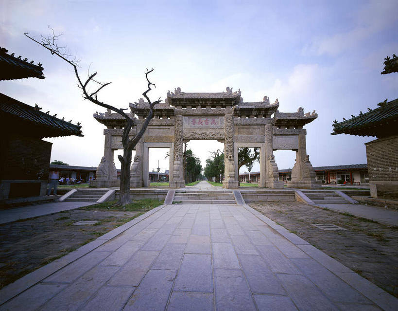 无人,横图,室外,白天,仰视,旅游,度假,草地,草坪,名胜古迹,植物,标志建筑,道路,地标,建筑,路,中国,亚洲,阴影,遗迹,光线,影子,柱子,云,云朵,牌坊,牌楼,小路,交通,云彩,古迹,文化,文物,娱乐,建设,古建筑,山东,石板路,草,树,树木,蓝色,绿色,白云,蓝天,天空,阳光,自然,天,享受,休闲,墓地,旅游胜地,放松,生长,晴朗,成长,纪念,祭祀,坟墓,陵墓,表彰,荣誉,坟场,古文明,东亚,曲阜,曲阜市,山东省,中华人民共和国,华东地区,荣耀,鲁,晴空,彩图,低角度拍摄,孔林,圣林,传统文化