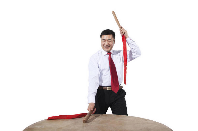 东方人,一个人,商务人士,商务男性,站,举,笑,微笑,露齿笑,横图,室内,白天,白色背景,正面,衬衫,亚洲,仅一个男性,仅一个人,仅一个中年男性,握,套装,棒子,棍子,丝绸,丝带,缎带,鼓,鼓棒,乐器,领带,拿,敲,演奏,拿着,注视,黄种人,绸带,一个,红色,观察,看,托,站着,握着,摄影,影棚,单个,观看,打击乐器,察看,象征,庄重,关注,摄影棚,商务装,身份,鼓槌,工薪阶层,正式,地位,男人,男性,中年男性,亚洲人,白领,上班族,举起,举手,举着,向上举,向上伸,向上托,站立,半身,彩图,影棚拍摄,衬衣,拍摄