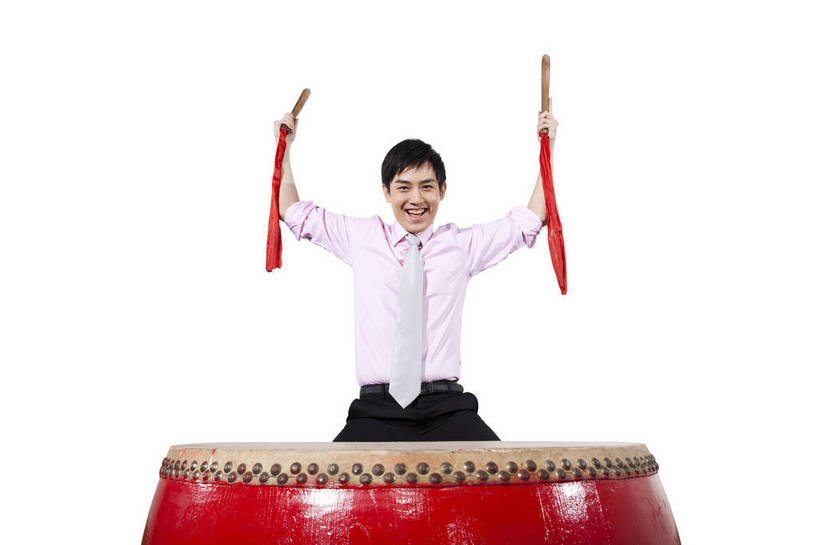 东方人,一个人,商务人士,商务男性,站,举,笑,微笑,露齿笑,横图,室内,白天,白色背景,正面,衬衫,亚洲,仅一个男性,仅一个人,握,套装,棒子,棍子,丝绸,丝带,缎带,鼓,鼓棒,乐器,领带,拿,敲,演奏,拿着,注视,黄种人,绸带,仅一个年轻男性,一个,红色,观察,看,托,站着,握着,摄影,影棚,单个,观看,打击乐器,察看,象征,庄重,关注,摄影棚,商务装,身份,鼓槌,工薪阶层,正式,地位,男人,男性,年轻男性,亚洲人,白领,上班族,举起,举手,举着,向上举,向上伸,向上托,站立,半身,彩图,影棚拍摄,衬衣,拍摄