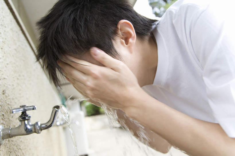 东方人,脸,头,脸颊,一个人,学校,教学楼,站,横图,室外,特写,白天,侧面,水,亚洲,仅一个男性,仅一个人,擦,喝,弯腰,服装,朦胧,模糊,水龙头,液体,水滴,休闲装,黄种人,干净,洗脸,校园,开关,仅一个年轻男性,衣服,打开,站着,休闲,休闲服,遮,服饰,阀门,卫生,遮挡,开启,遮盖,遮蔽,弯身,水咀,男人,男性,年轻男性,亚洲人,头部,脸部,脸蛋,面部,站立,半身,彩图,教室楼,教学大楼