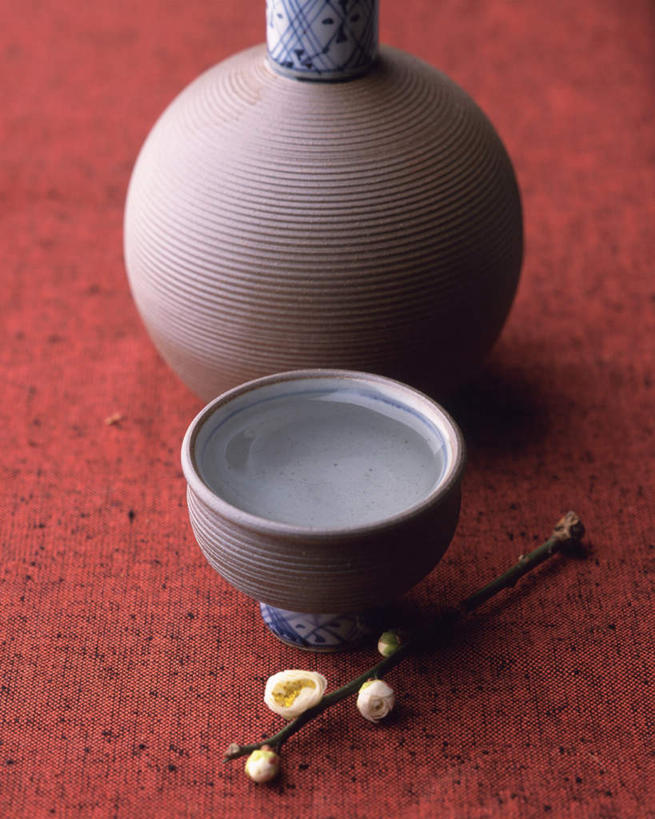 清酒,无人,竖图,俯视,室内,特写,白天,杯子,叶子,液体,陶瓷制品,米酒,一杯,花蕾,花,花瓣,树枝,饮料,绿色,酒杯,花苞,花蕊,陶瓷杯,酒精饮料,摄影,影棚,酒精,彩图,高角度拍摄,影棚拍摄,拍摄