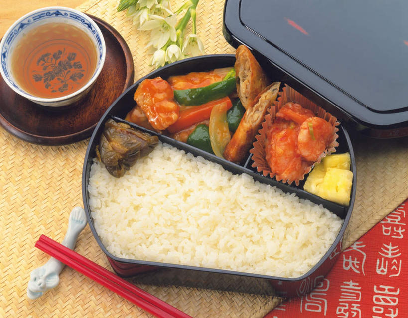 无人,横图,俯视,室内,特写,白天,烹饪,餐桌,茶,筷子,桌子,菠萝,黄瓜,杯子,餐具,一双,阴影,盛开,光线,便当,布料,影子,青椒,料理,食品,筷托,花蕾,布纹,文化,传统,咕咾肉,咕噜肉,菜肴,美食,桌布,花,花瓣,花朵,鲜花,一个,餐巾,台布,花苞,花蕊,中式,佳肴,单个,便当盒,餐台,礼节,礼仪,餐垫,大椒,菜椒,甜酸肉,兰花,茶杯,进餐用具,烹调用具,凤梨,甜椒,柿子椒,青瓜,胡瓜,灯笼椒,彩图,高角度拍摄