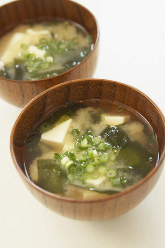无人,竖图,俯视,室内,特写,白天,烹饪,桌面,桌子,木制,陶瓷,汤,日本料理,料理,食品,陶瓷制品,菜肴,美食,食物,木制品,容器,碗,日式料理,日式,摄影,佳肴,影棚,储藏,储存,彩图,高角度拍摄,影棚拍摄,拍摄,贮存