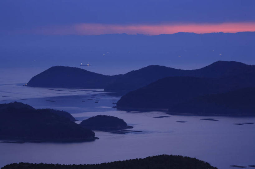 无人,横图,俯视,室外,白天,旅游,度假,日出,岛屿,海浪,海洋,美景,太阳,日本,亚洲,岛,景观,浪花,朝霞,晨曦,黎明,背光,娱乐,阳光,自然,海水,享受,休闲,景色,放松,自然风光,逆光,海景,东亚,本州,本州岛,日本国,中国地方,冈山,冈山县,大海,风浪,海,海水的波动,近岸浪,列岛,群岛,涌浪,诸岛,朝阳,彩图,高角度拍摄,卯时,破晓,日始
