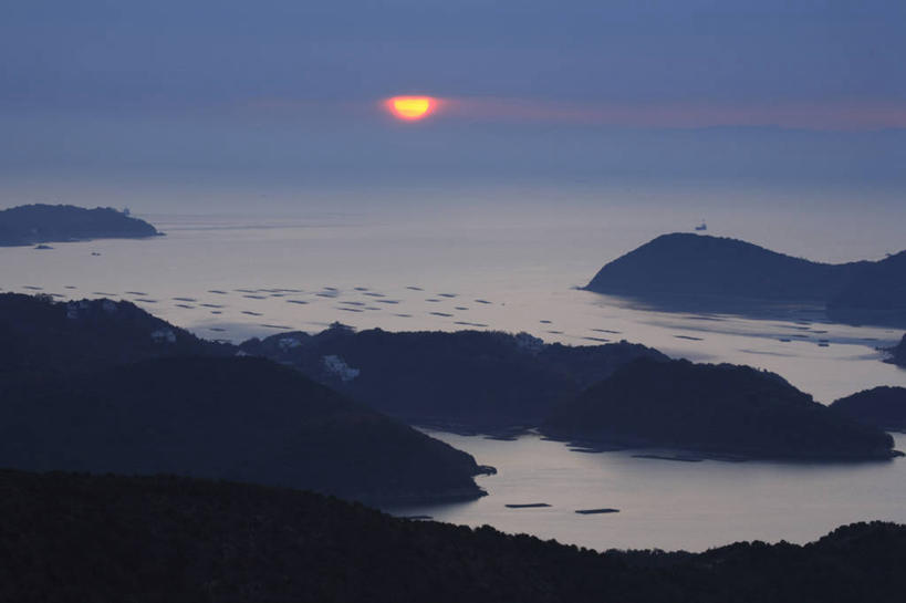 无人,横图,俯视,室外,白天,旅游,度假,日出,岛屿,海浪,海洋,美景,太阳,日本,亚洲,岛,景观,浪花,水平线,辽阔,朝霞,晨曦,海平线,黎明,背光,娱乐,阳光,自然,海水,享受,休闲,广阔,景色,放松,一望无际,自然风光,逆光,海景,东亚,本州,本州岛,日本国,中国地方,冈山,冈山县,无边无际,一马平川,大海,风浪,海,海水的波动,近岸浪,列岛,群岛,涌浪,诸岛,朝阳,彩图,高角度拍摄,卯时,破晓,日始,水天相接,水天一线