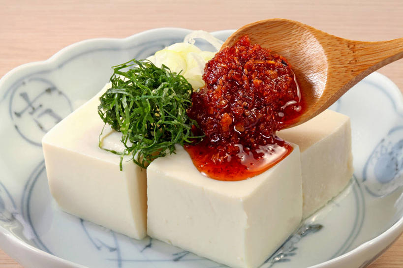 豆腐,无人,横图,俯视,室内,特写,白天,烹饪,桌面,桌子,蔬菜,洋葱,餐具,新鲜,装饰,木制,碟子,盘,勺子,调料,辣椒油,食用油,油,佐料,日本料理,料理,食品,调味品,调味料,菜肴,美食,食物,一个,红色,盘子,木制品,调羹,碟,汤匙,日式料理,日式,摄影,佳肴,有机食品,绿色食品,影棚,单个,华丽,修饰,点缀,豆制品,玉葱,植物油,衬托,美观,雅致,雅观,荷兰葱,圆葱,洋葱头,球葱,葱头,彩图,高角度拍摄,影棚拍摄,拍摄