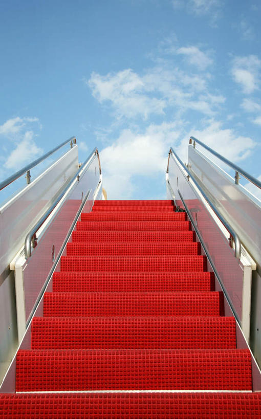 无人,栏杆,竖图,室外,白天,仰视,楼梯,飞机,一排,阴影,整齐,光线,扶手,影子,阶梯,云,云朵,交通,云彩,航空,护栏,台阶,排列,红色,蓝色,白云,蓝天,天空,阳光,交通工具,天,运输,晴朗,客机,队列,载具,晴空,彩图,低角度拍摄