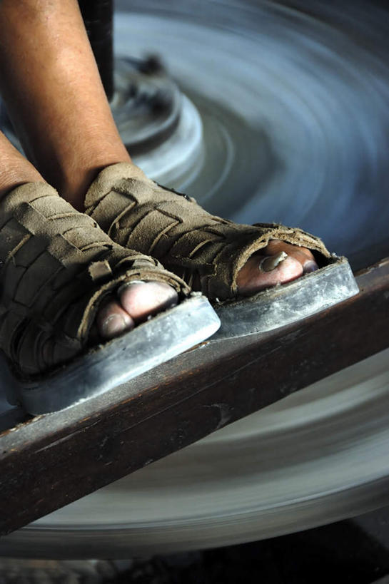 西方人,指甲,腿部,脚,脚趾,脚趾甲,腿,一个人,栏杆,站,竖图,俯视,室内,白天,凉鞋,鞋子,欧洲,欧洲人,仅一个男性,仅一个人,阴影,朦胧,模糊,光线,影子,围栏,灯光,护栏,仅一个年轻男性,站着,男人,男性,年轻男性,白种人,脚指甲,站立,半身,彩图,高角度拍摄